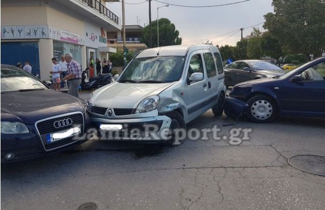 Λαμία: Καραμπόλα τριών αυτοκινήτων σε διασταύρωση (ΦΩΤΟ)