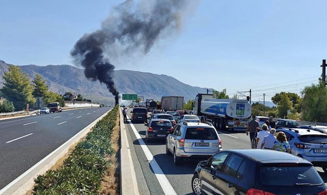 Έσβησε η φωτιά στο βυτιοφόρο που ανετράπη στην Αθηνών - Κορίνθου - Παραμένει κλειστό το ρεύμα προς Αθήνα