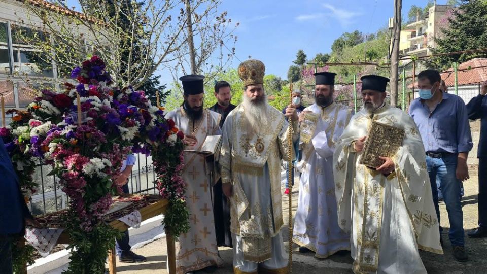 Ο Επιτάφιος στο Περιστέρι Υπάτης με τον Φθιώτιδος Συμεών (ΒΙΝΤΕΟ-ΦΩΤΟ)