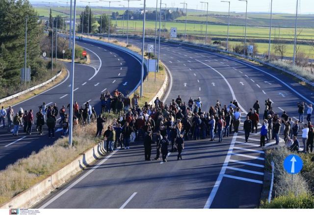 Κυβέρνηση για αγρότες: Είμαστε στη διάθεσή τους, τα μπλόκα δεν εξυπηρετούν ούτε τους ίδιους