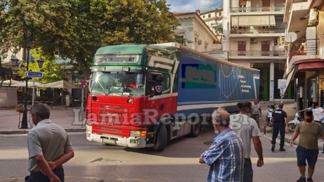 Περιπέτεια με νταλίκα στο κέντρο της Λαμίας - Δείτε εικόνες