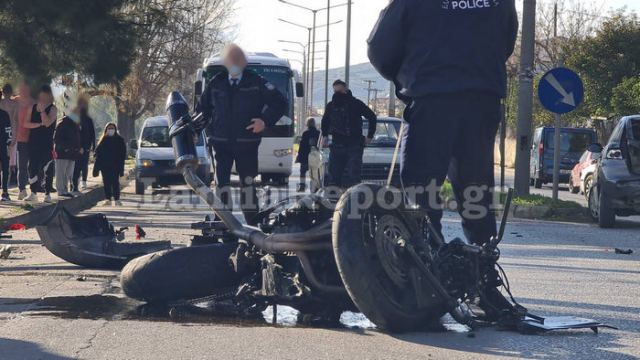 Λαμία: Σοβαρό τροχαίο με μηχανή - Δύο τραυματίες (ΒΙΝΤΕΟ-ΦΩΤΟ)