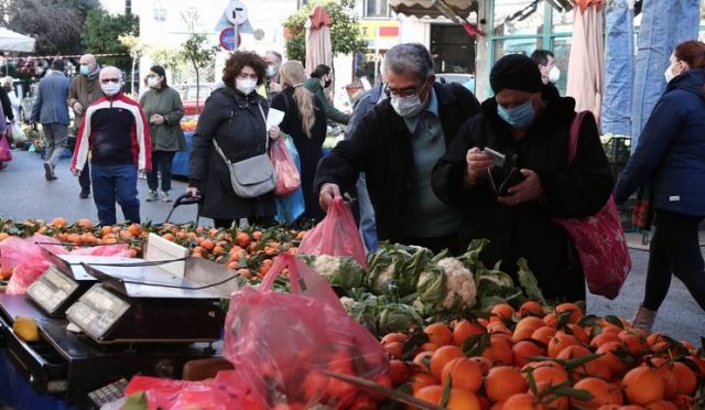 Βρήκε φάκελο με 17.000 ευρώ στη λαϊκή - Τα παρέδωσε στην αστυνομία