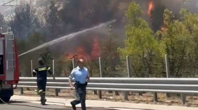 Φωτιά στην Ε.Ο. Αθηνών-Κορίνθου κοντά στα διόδια