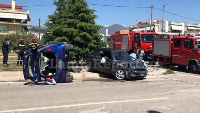 Λαμία: Παραβίασε το “STOP” και έγινε χαμός – Δείτε εικόνες