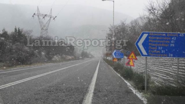 Χιονίζει προς Μπράλο και Δομοκό - Χωρίς πρόβλημα η εθνική οδός