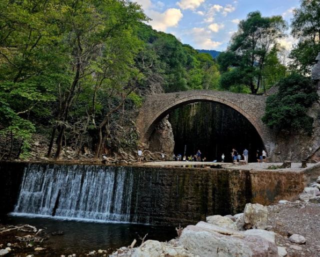 Χωρίς νερό οι καταρράκτες της Παλαιοκαρυάς Τρικάλων (φώτο)