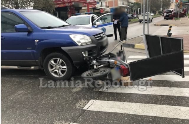 Λαμία: Τροχαίο με ντελιβερά - Τον έσωσε το κράνος - ΦΩΤΟ