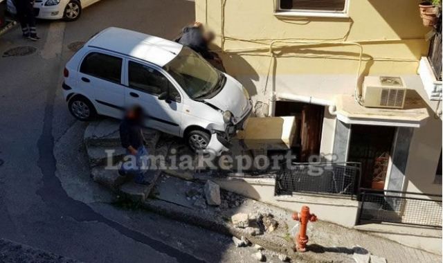 Λαμία: Έχασε τον έλεγχο και προσγειώθηκε σε σπίτι - ΦΩΤΟ