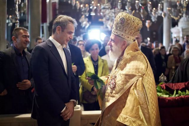 Στην Πρώτη Ανάσταση στην Τήνο ο Κυριάκος Μητσοτάκης