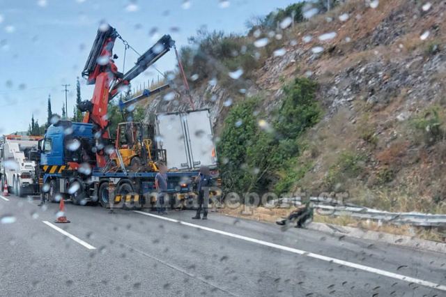 Εκτροπή νταλίκας στους Αγίους Θεοδώρους