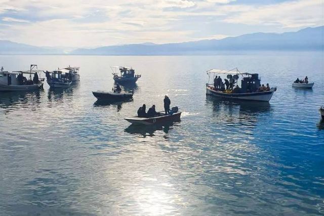 Έπεσαν για τον Τίμιο Σταυρό στην Αγία Μαρίνα (ΦΩΤΟ)