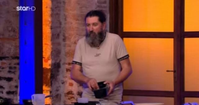 Χαμός στο Twitter με παίκτη του MasterChef που δοκίμασε το ψάρι και το έβαλε ξανά μέσα στην κατσαρόλα (ΒΙΝΤΕΟ)