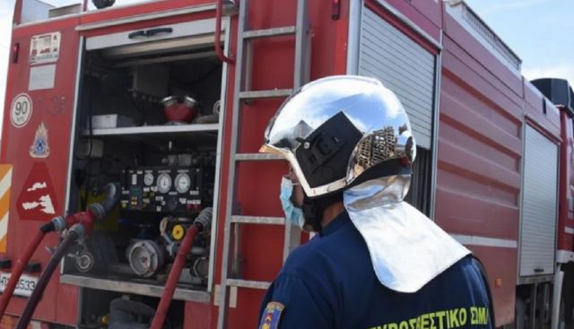 Υπό έλεγχο η φωτιά σε διαμέρισμα στην Ριζούπολη – Απεγκλωβίστηκαν 6 ένοικοι της πολυκατοικίας