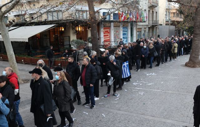 Τέως βασιλιάς Κωνσταντίνος: Μέχρι το Μοναστηράκι η ουρά - Εικόνες και βίντεο από το λαϊκό προσκύνημα