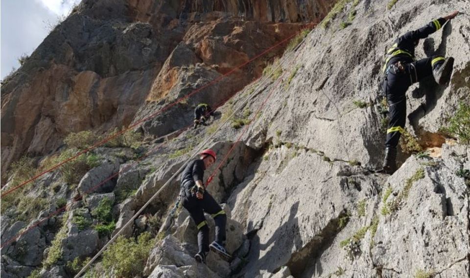 7η ΕΜΑΚ: Επικίνδυνη αναρρίχηση και διάσωση από βράχο (ΒΙΝΤΕΟ - ΦΩΤΟ)