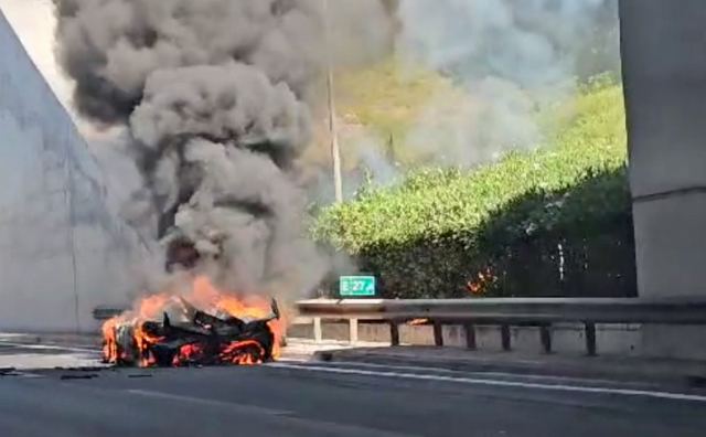 Στις φλόγες supercar στην Αττική Οδό στο ρεύμα προς Ελευσίνα