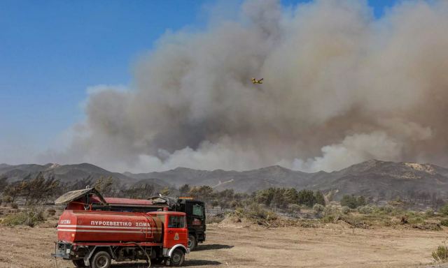 Μάχη με τη φωτιά στη Μαγνησία: Καίει σε δύο μέτωπα, το ένα προς την παραλία της Νέας Αγχίαλου