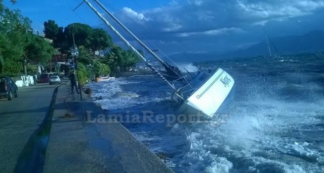 Ράχες: Έβγαλε σκάφη στη στεριά ο νοτιάς (ΒΙΝΤΕΟ - ΦΩΤΟ)