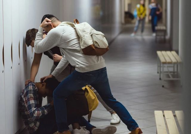 Άγριος καβγάς μεταξύ ανηλίκων έξω από σχολείο της Πάτρας