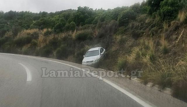 Εκτροπή αυτοκινήτου στις στροφές του Δομοκού (ΦΩΤΟ)