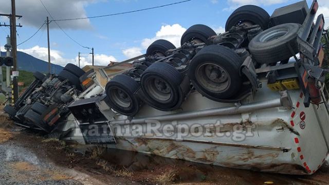 Φθιώτιδα: Τούμπαρε βυτιοφόρο - Δύο τραυματίες - Δείτε εικόνες