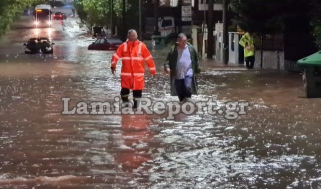 Λαμία: Εγκλωβίστηκαν αυτοκίνητα στο δρόμο για νοσοκομείο (ΒΙΝΤΕΟ-ΦΩΤΟ)