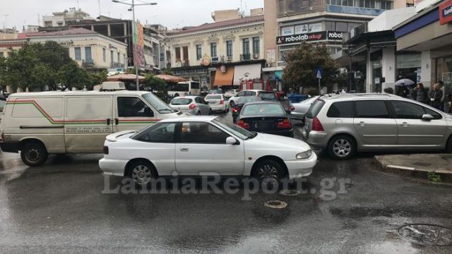 Λαμία: Απίστευτο! Ημέρα απαγόρευσης με μποτιλιάρισμα στην πλατεία!