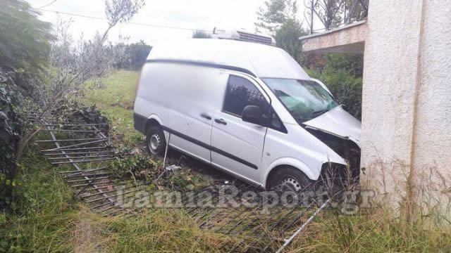 Βανάκι μπήκε μέσα σε σπίτι μετά από σφοδρή σύγκρουση (ΦΩΤΟ)