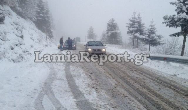 Με αλυσίδες προς Καρπενήσι - Έντονη χιονόπτωση