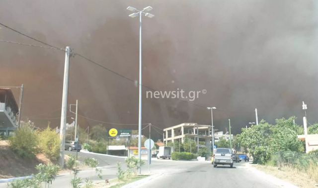 Δυναμώνει το πύρινο μέτωπο στη Φυλή - Εκκένωση προς Άνω Λιόσια, η φωτιά έχει περικυκλώσει τη Μονή Κλειστών