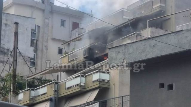 Πυρκαγιά σε διαμέρισμα πίσω από το θερινό Δημοτικό Θέατρο (BINTEO-ΦΩΤΟ)