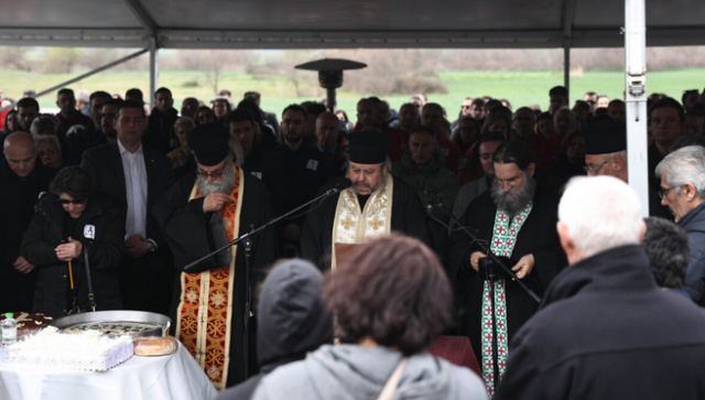 Μνημόσυνο Τέμπη: Κλαίγοντας διάβασε τα ονόματα των 57 ο παπάς που έκανε το τρισάγιο