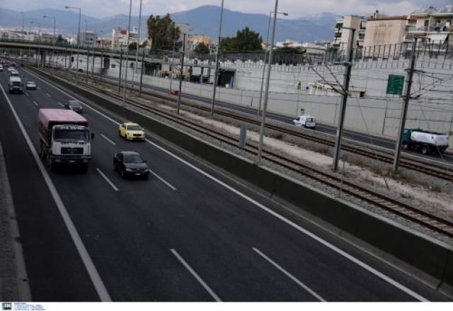 89χρονος μπήκε στο αντίθετο ρεύμα της Αττικής Οδού και συγκρούστηκε μετωπικά με αυτοκίνητο