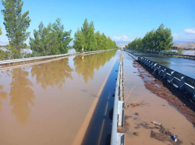 Και όμως έτσι είναι σήμερα η εθνική οδός μετά τα Τέμπη - Βυθισμένη ακόμα στα νερά