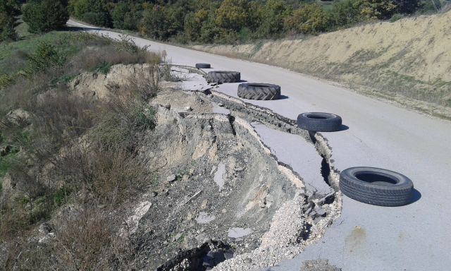 Φθιώτιδα: Κάνουν το σταυρό τους και περνούν...(ΦΩΤΟ)