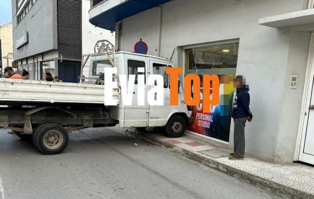 Φορτηγάκι «μπήκε» σε γυμναστήριο μετά από τροχαίο!