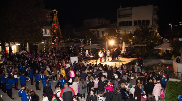 Φωταγώγηση του Χριστουγεννιάτικου Δέντρου στην Αταλάντη (ΦΩΤΟ)