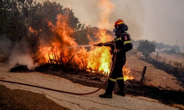 Φωτιά στη Λέσβο - Απανθρακωμένος άνθρωπος σε ένα αυτοκίνητο