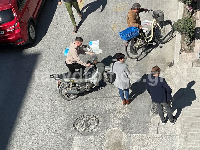 Μηχανάκι συγκρούστηκε με ποδήλατο στο κέντρο του Βόλου