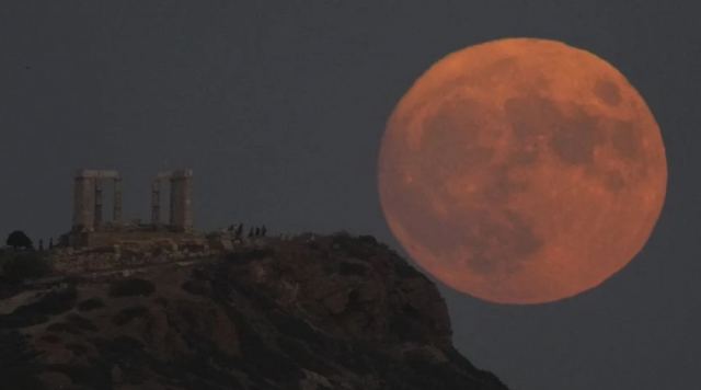 Από το Σούνιο μέχρι τη Μόσχα και το Μοντεβιδέο - Μαγευτικές εικόνες από το «μπλε φεγγάρι»