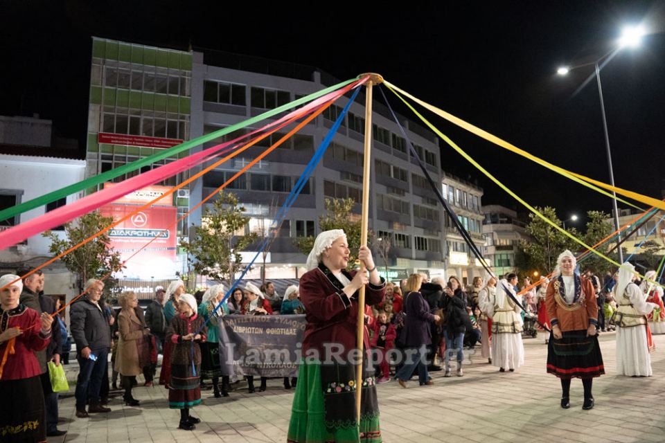 «Χορέψαμε όλοι μαζί στα γαϊτανάκια της Λαμίας»: Με μεγάλη συμμετοχή η αποκριάτικη εκδήλωση (ΦΩΤΟ)