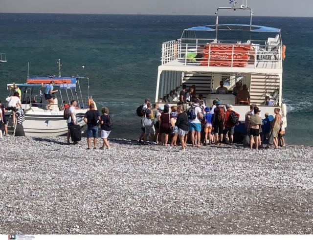 Φωτιά στη Ρόδο: Γιγαντιαία επιχείρηση διάσωσης -Χιλιάδες κάτοικοι και τουρίστες απομακρύνθηκαν με κάθε μέσο