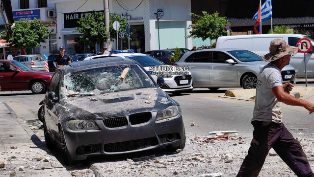 Μπαλκόνι κατέρρευσε πάνω σε παρκαρισμένα αυτοκίνητα στο Ναύπλιο