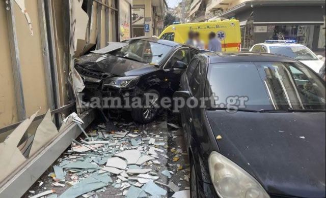 Λαμία: Μπήκε σε βιτρίνα μετά από τροχαίο - Απίστευτες εικόνες