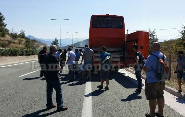 Φωτιά σε λεωφορείο του ΚΤΕΛ - Πανικός στην εθνική - Φωτορεπορτάζ