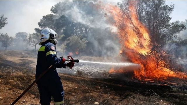 Νέα Μάκρη: Χειροπέδες σε γιατρό και τη σύντροφό του για εμπρησμό κατ’ εξακολούθηση - Αναζητείται 17χρονος