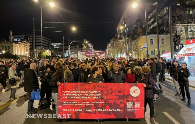 Νέα συγκέντρωση στα Προπύλαια κατά της εισαγγελικής πρότασης αθώωσης του Ηλία Μίχου για βιασμό και μαστροπεία της 12χρονης