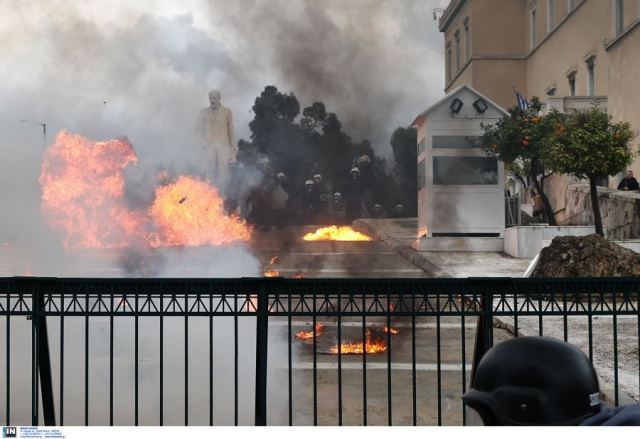 8 συλλήψεις και 15 προσαγωγές στα επεισόδια μετά την πορεία για τα Τέμπη – Δυο αστυνομικοί τραυματίες