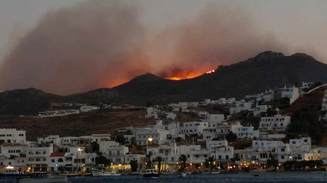 Ολονύχτια μάχη με τις φλόγες στη Σέριφο - Υπό έλεγχο η φωτιά, ζημιές σε σπίτια και αποθήκες